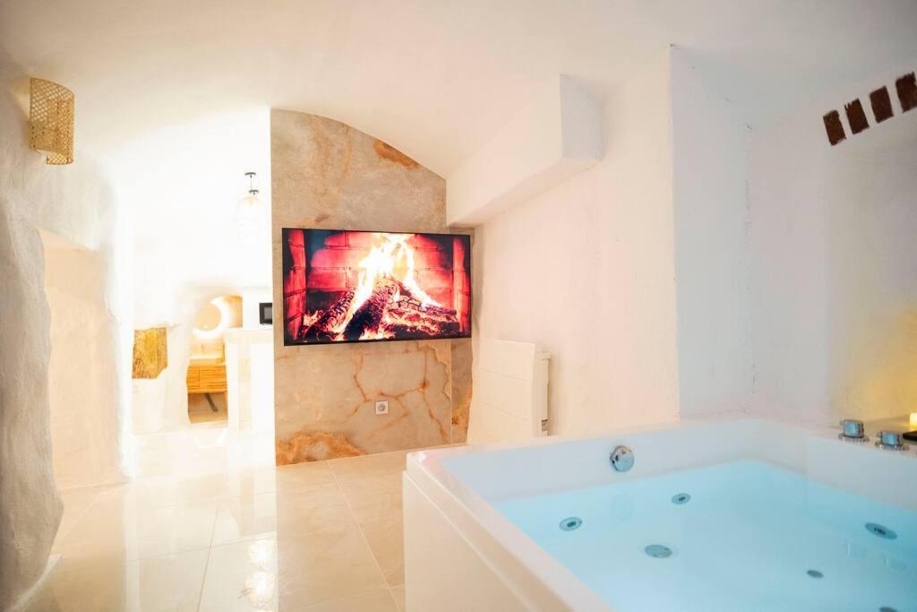 Le Temple D'Aphrodite, Appartement Avec Spa Виен Екстериор снимка