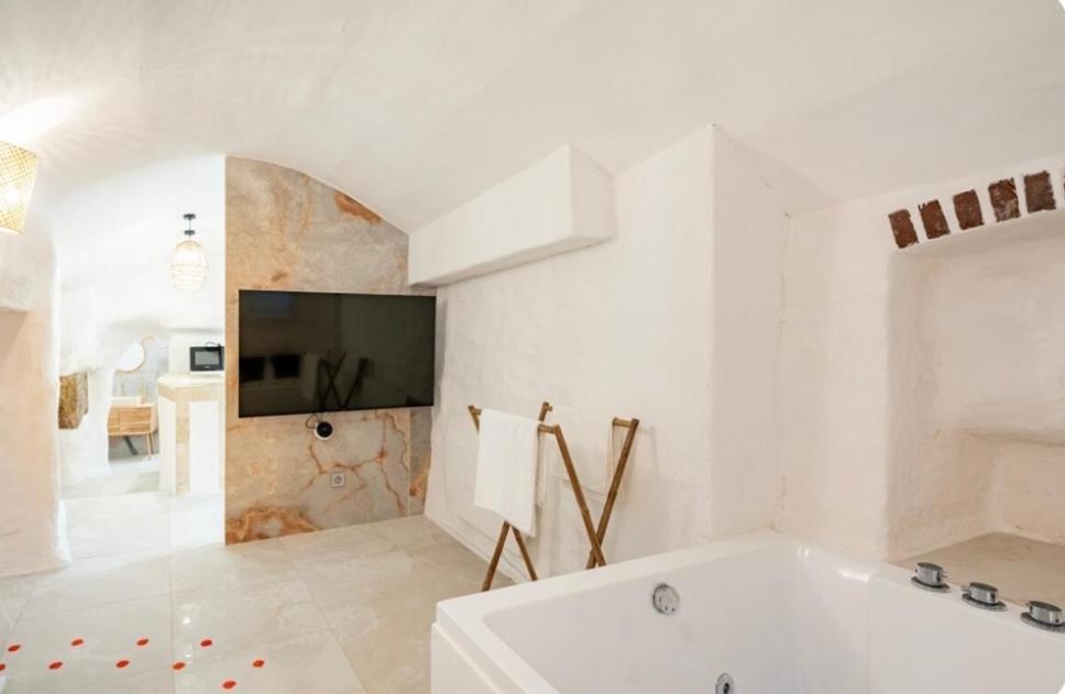 Le Temple D'Aphrodite, Appartement Avec Spa Виен Екстериор снимка
